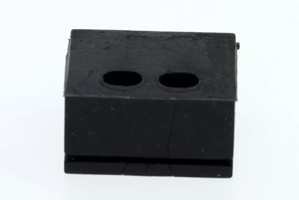 Schwarzes Bauteil mit zwei runden Öffnungen, vermutlich eine Kabeldurchführung, hergestellt von Bosch.